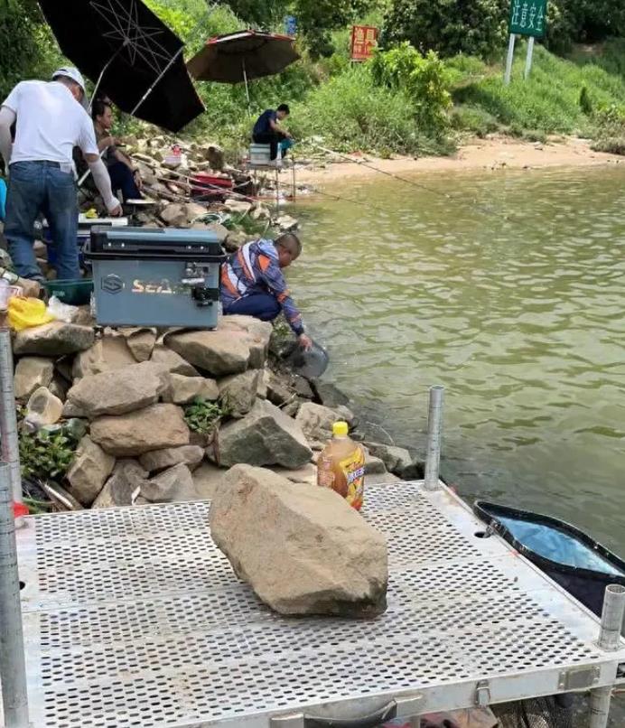 深圳河流野釣盛行,市民解鎖新的休閑方式1